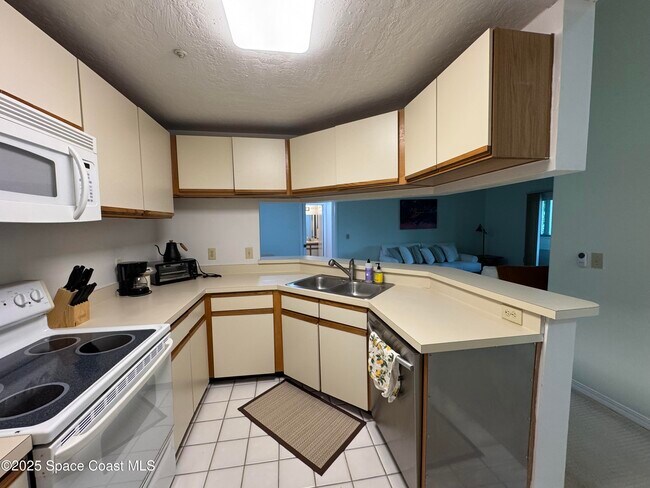 Building Photo - 7667 N Wickham Rd
