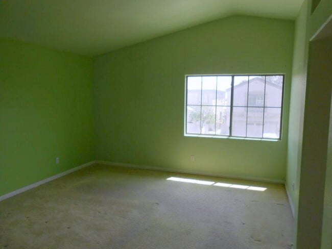 Building Photo - Beautiful Spacious 2 Story Home in Northwest