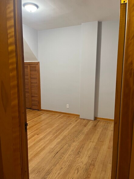 Building Photo - 5839 W Eastwood Ave