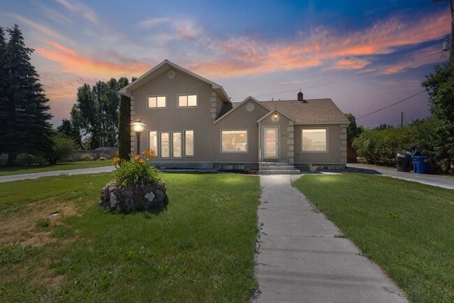 Building Photo - 4 BED 2.5 BATH HOME IN REXBURG