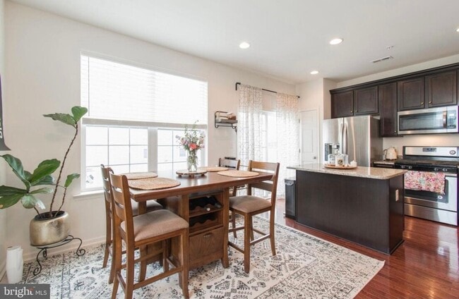 Building Photo - End Unit, 3 bedroom Townhome in Claymont