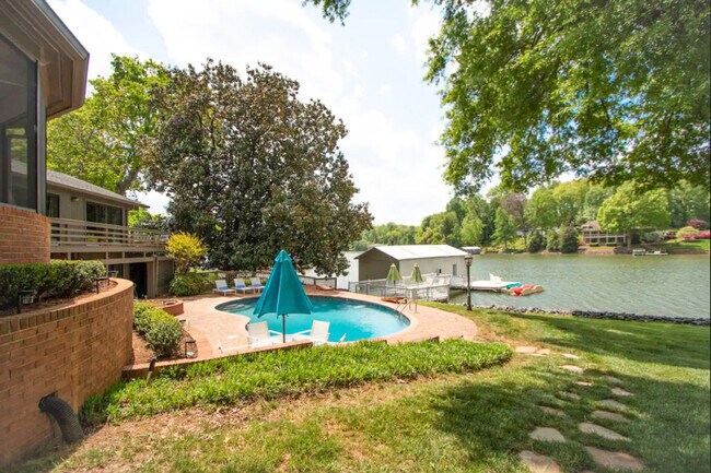 Building Photo - 11940 Springpoint Ln