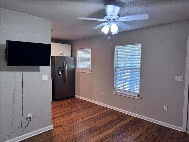 Building Photo - 901 Parmer Ave