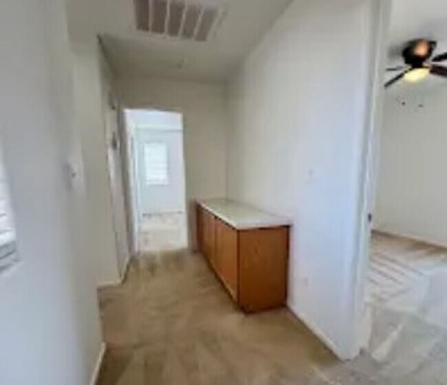 Building Photo - Beautiful 2 bedroom townhouse with garage