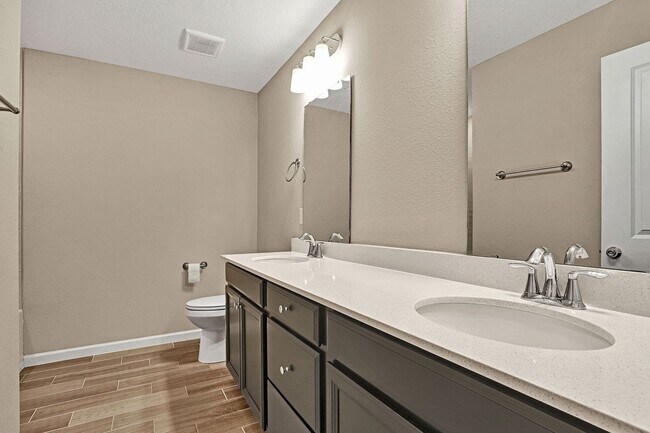 Building Photo - 3 bedroom/ 2.5 bath townhome in Beachwalk!