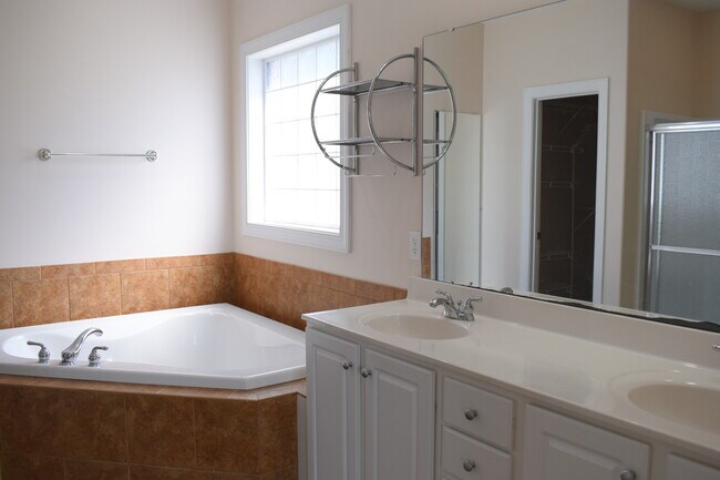 Building Photo - 1305 Wakefield Ct