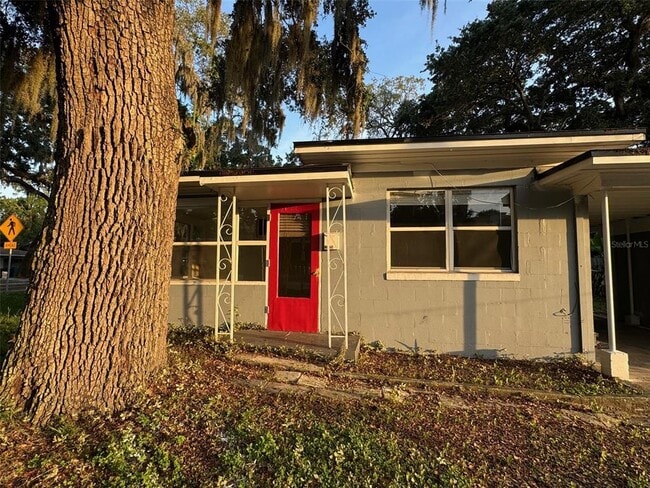 Primary Photo - 1122 E Anderson St