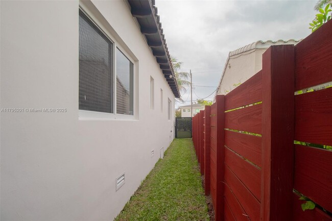 Building Photo - 3722 Royal Palm Ave