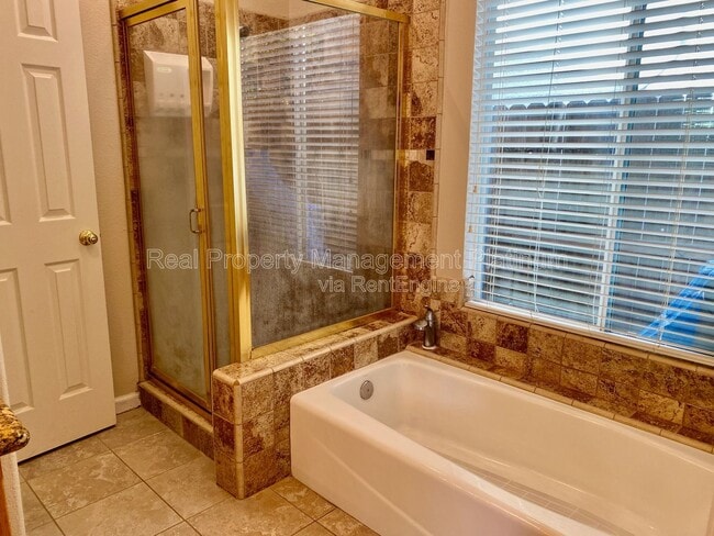 Building Photo - 6684 N Western Ave