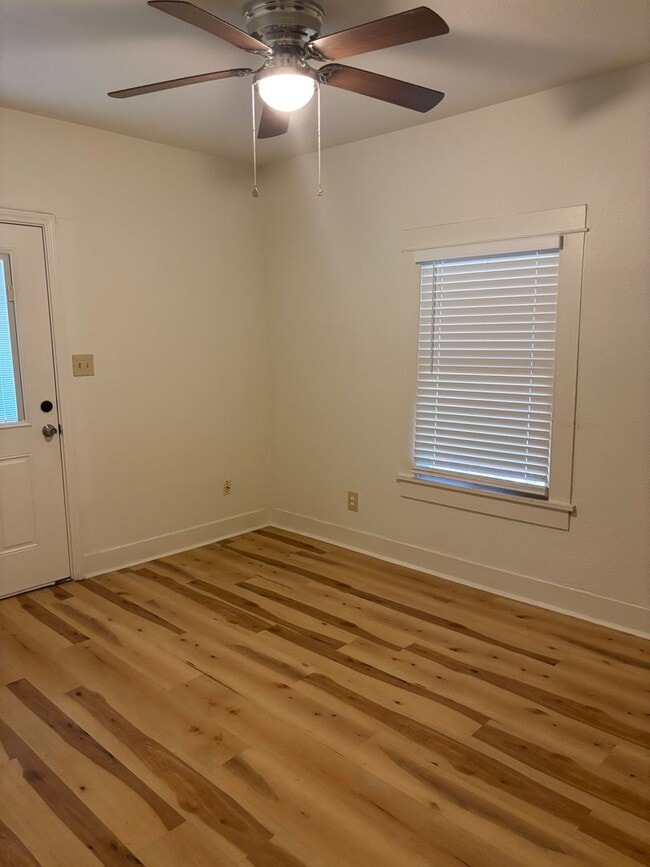 Building Photo - Cute 3/2 in Quiet Sherman Neighborhood