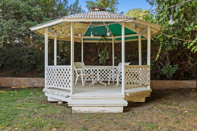 Building Photo - Welcome to this Beautiful Ranch-Style Home...