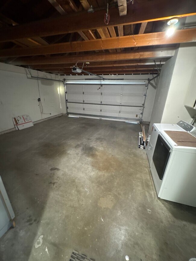 Building Photo - Welcome to Your New Home: Stunning Apartments in Monrovia