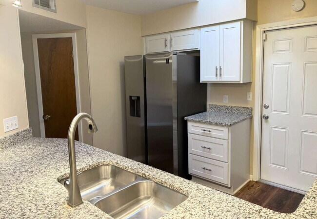 Building Photo - Just 2.5 miles from Eglin AFB!