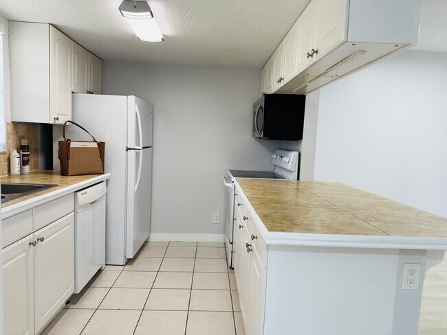 Building Photo - 6323 La Costa Dr
