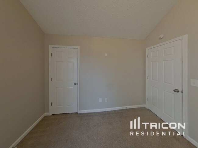 Building Photo - 9521 Lakeview Rd