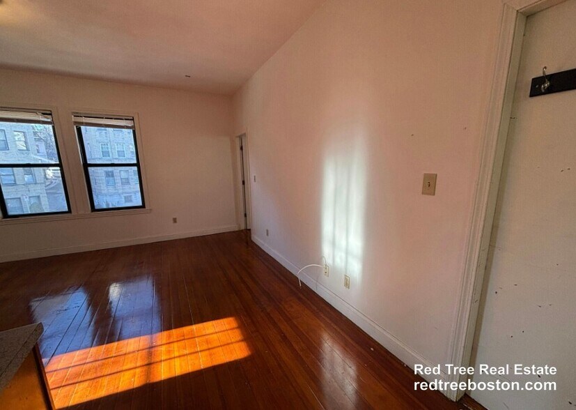 Building Photo - 163 Strathmore Rd