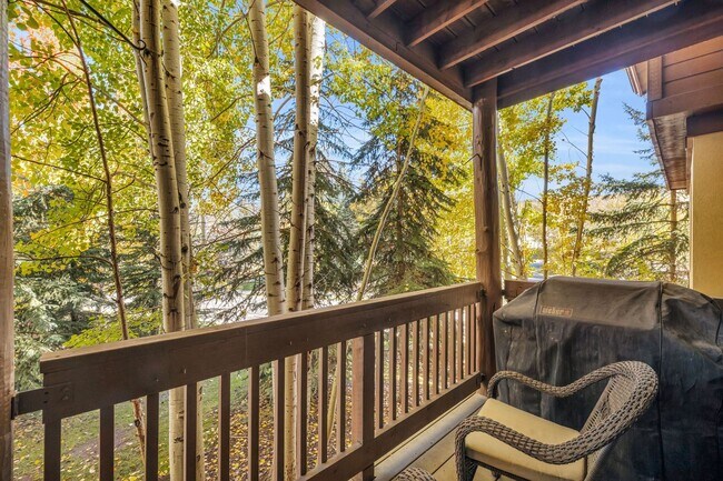 Building Photo - 2 Bed Pinecreek Condo with garage