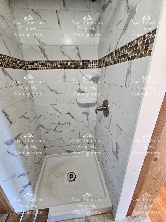 Building Photo - Studio/1 Bathroom Apartment. 60 steps walk up to the apartment. No parking. Rented as shown