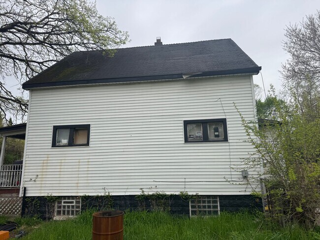 Building Photo - 376 Highland St