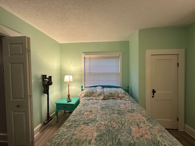 Building Photo - Updated 2 Bed 1 Bath Duplex