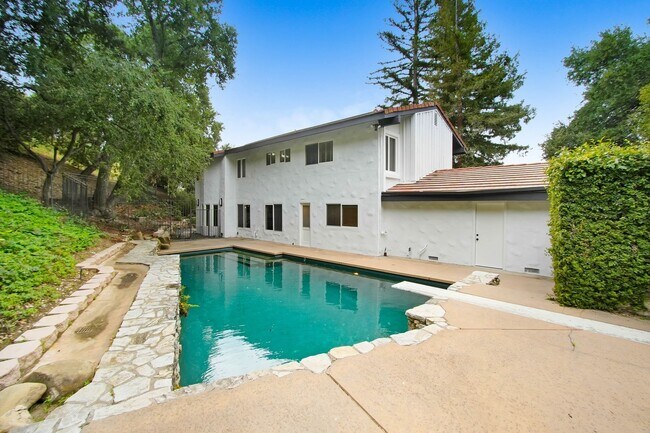 Building Photo - Rent this Beautiful 5 BEDROOM HOME NOW!