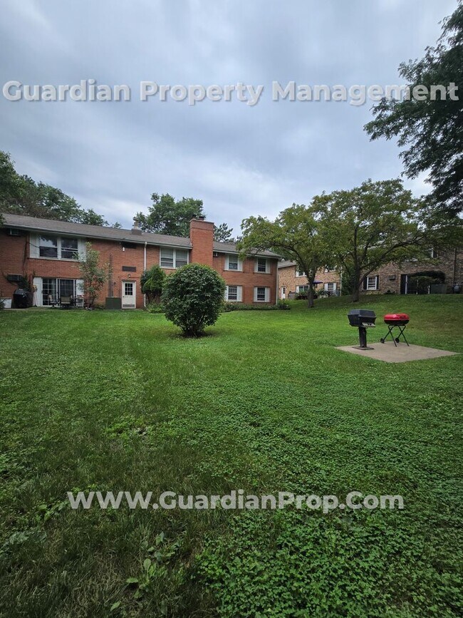 Building Photo - Available now! Hopkins condo with in-unit ...