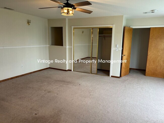 Building Photo - Available Soon!! Extra Big 5 Bedroom Country Home That You Have To See!!!