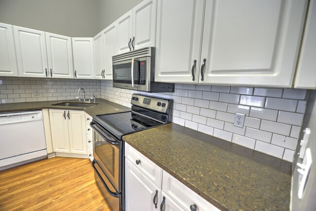 Building Photo - Gorgeous 3 BR, 2 BA , 1 Car Garage Home Of...
