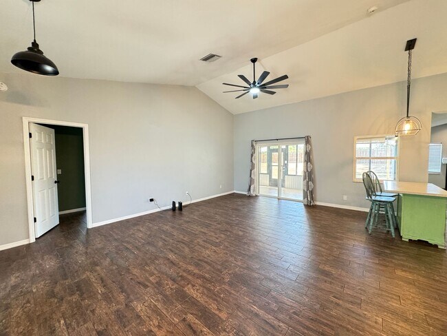 Building Photo - Your Dream Home Awaits! MASSIVE Backyard! ...