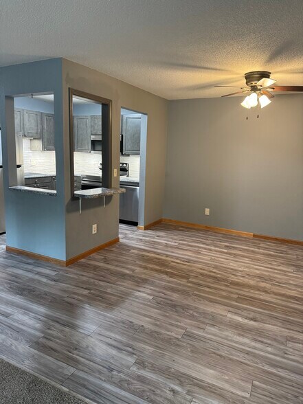 Building Photo - 3420 Golfview Dr