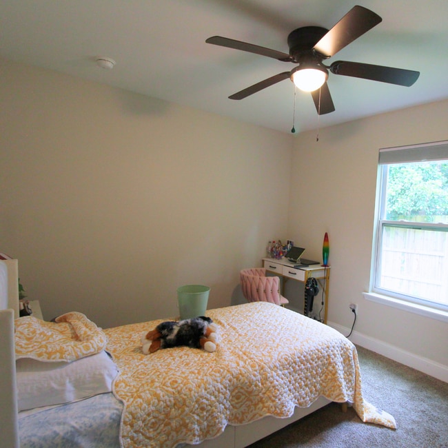 Building Photo - 3 Bedroom with extra Office Space Availabl...