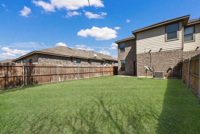 Building Photo - 3 BEDROOM DUPLEX LOCATED IN HUTTO, TEXAS!