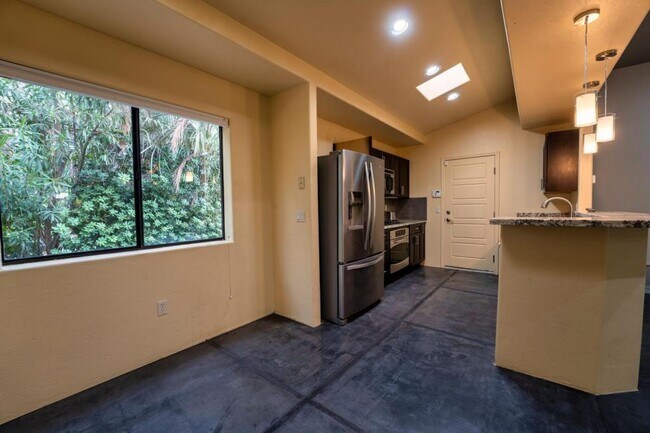 Building Photo - 2010 E 1st St