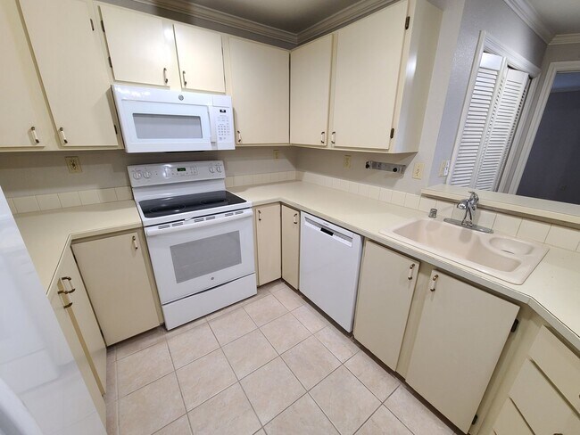 Building Photo - 2Bd/2Ba Spacious Bellevue Condo - W/S/G & ...