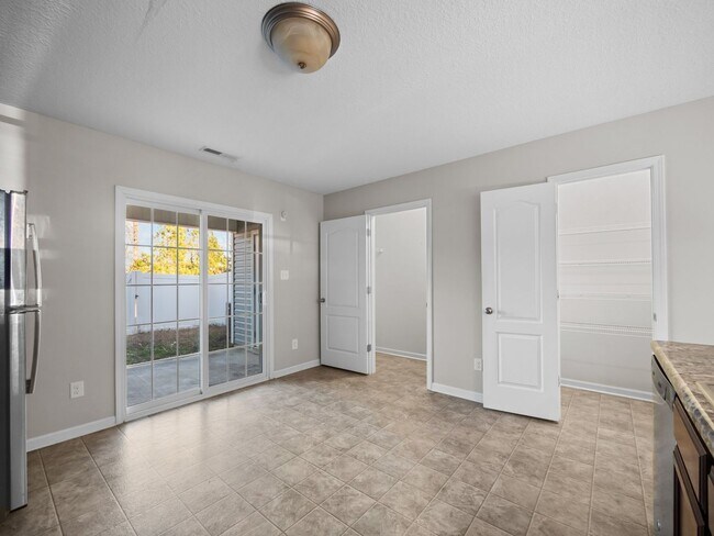 Building Photo - Welcome to the Burroughs!