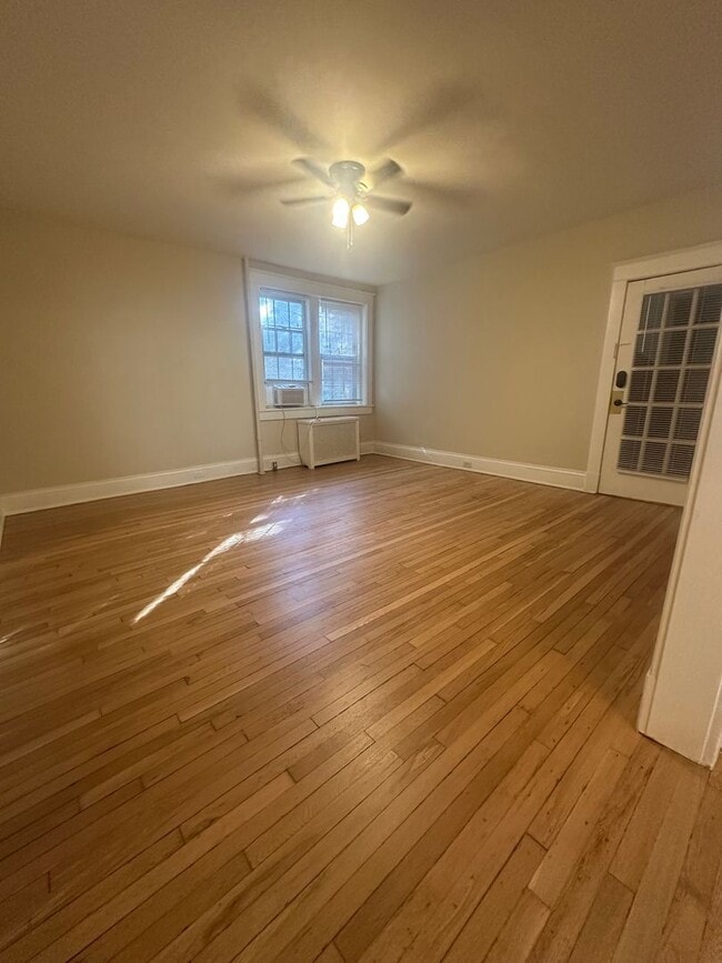 Building Photo - Adorable Condo in Ghent!