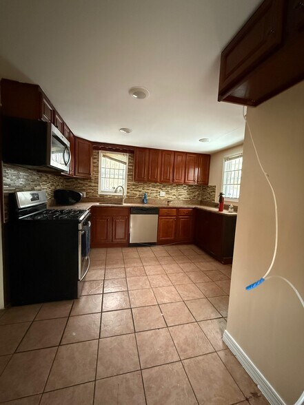 Building Photo - 415 E Sanger St