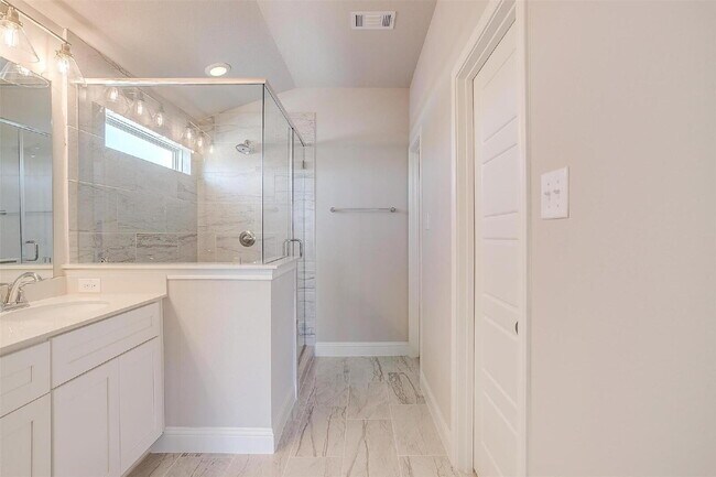 Building Photo - Beautiful Townhome in Gated Community