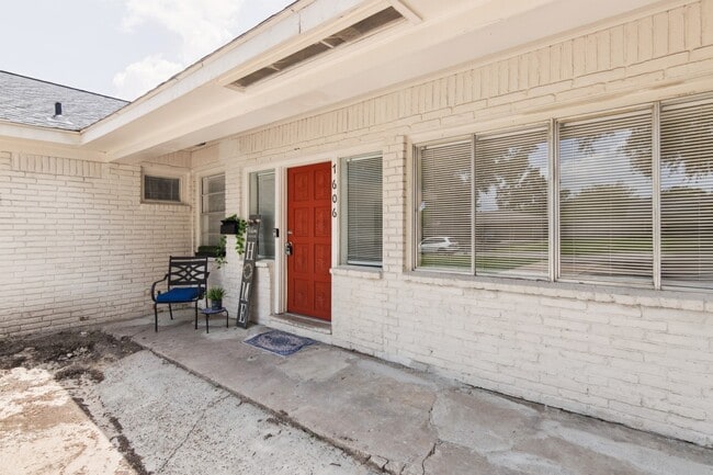 Building Photo - 1606 Oaks Dr