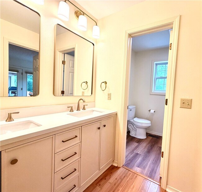 Building Photo - 11 Blakeney Ln