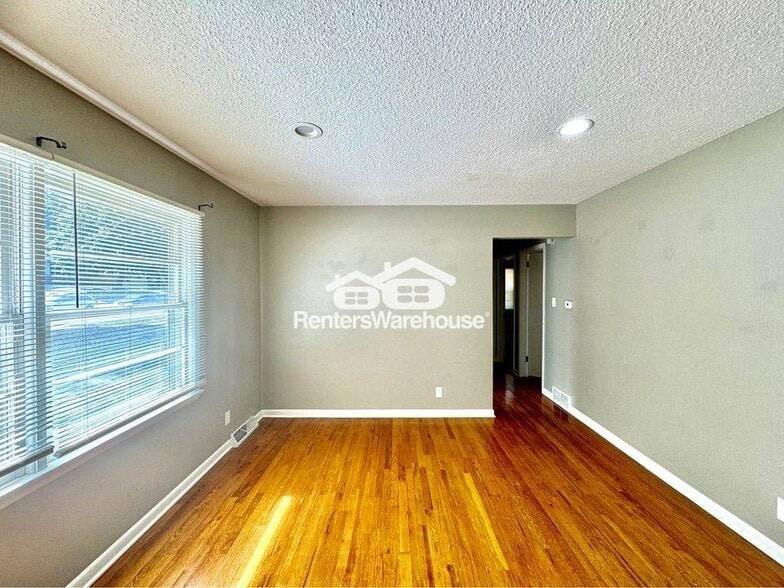 Building Photo - 2731 Bennett Ave