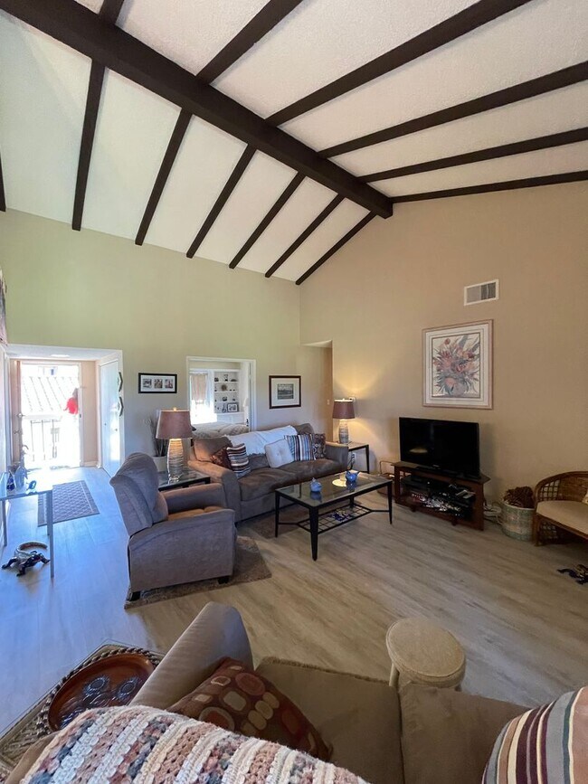 Building Photo - Charming 3Br/2Ba Updated Fully Furnished Vacation Rental W/ Golf Course View