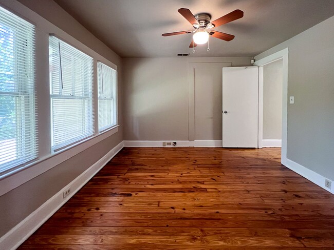 Building Photo - PET FRIENDLY Recently Updated 4-Bedroom, 3...