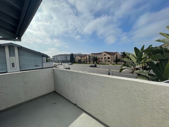 Building Photo - Large 2 bedroom condo in well desired La Jolla area