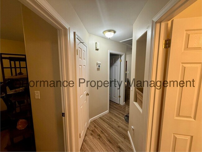 Building Photo - Charming 3 Bed/2 Bath San Lauren Home