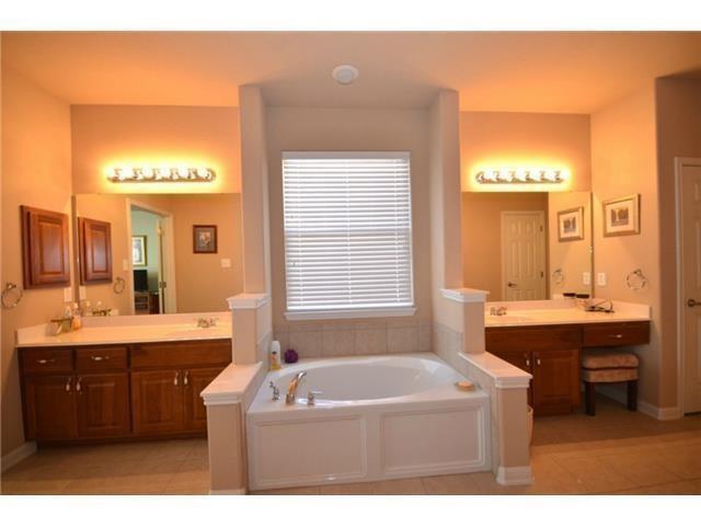 Building Photo - 2411 Stagecoach Bend