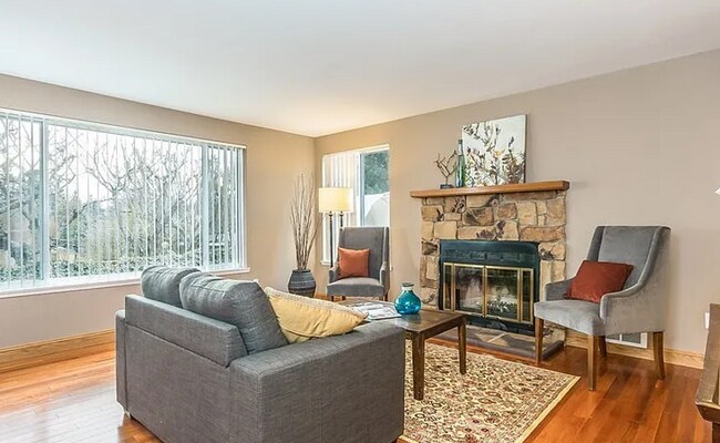 Building Photo - Remodeled 3BR Home Near DT Seattle – A/C, RV Parking, Walkable Location