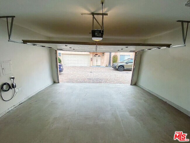 Building Photo - 5200 White Oak Ave