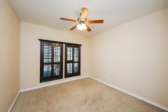 Building Photo - 318 Silverleaf Oak
