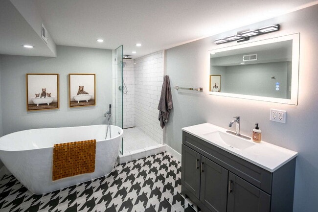 Building Photo - Spacious 4-Bedroom Home with Modern Amenit...